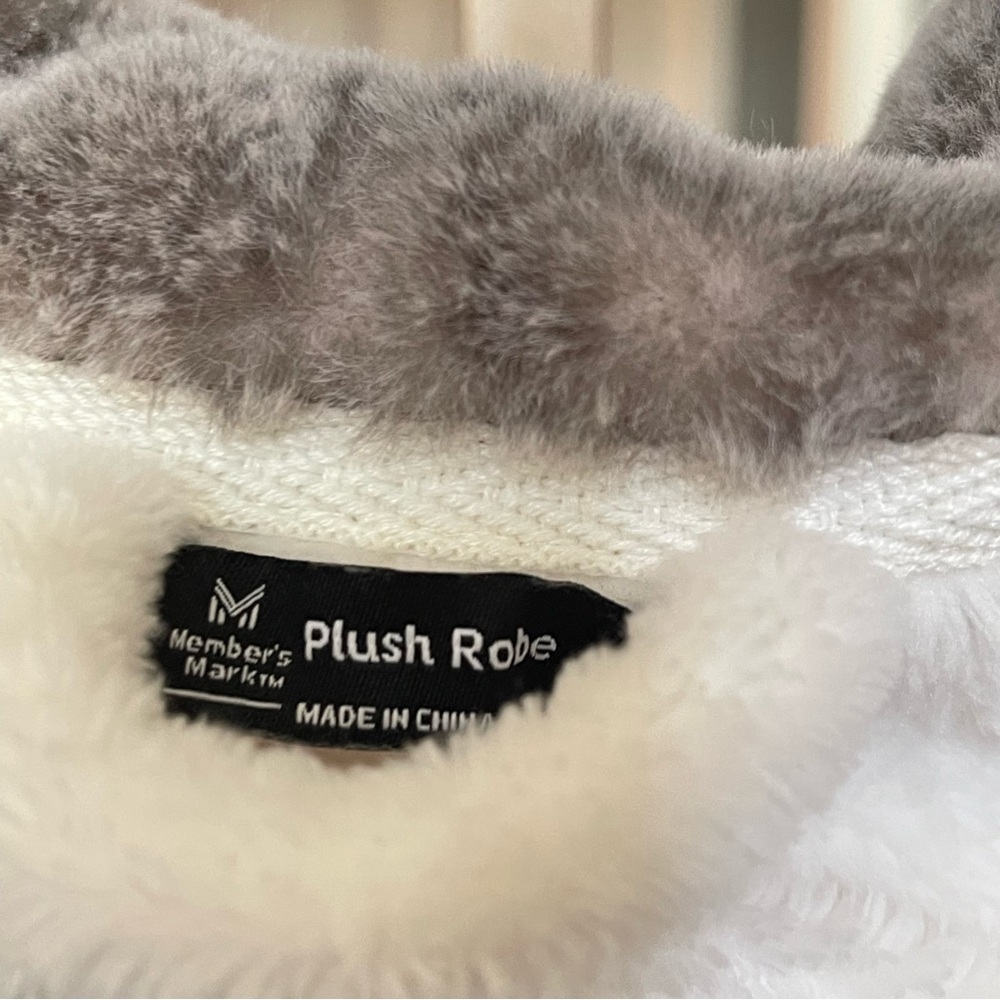 HOODED PLUSH ROBE - Picture 6 of 7